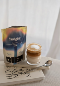 Le mélange poudré Mushlow de chez BIEN. La poudre se mélange avce un yaourt ou un café (comme sur la photo)