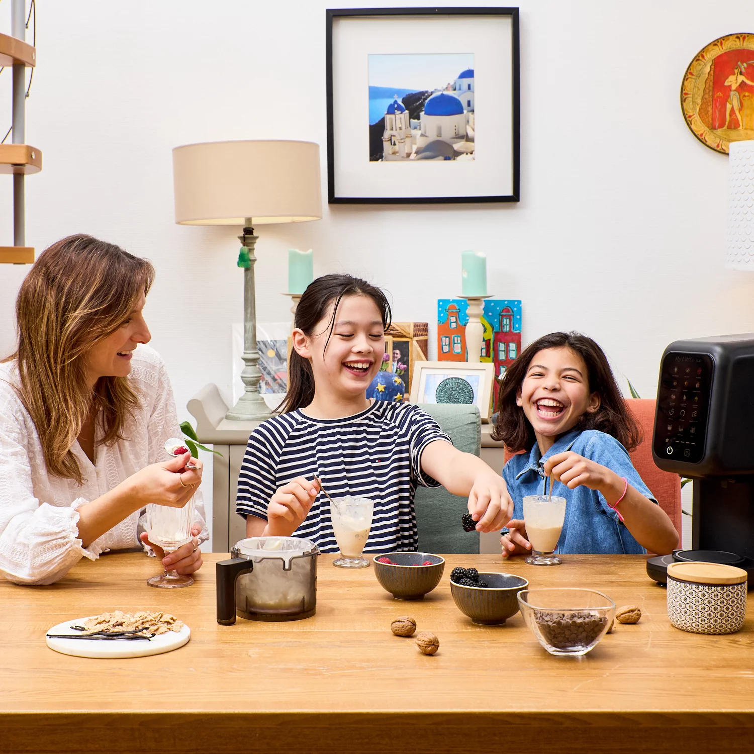Familles autours de la machine è glaces Senya