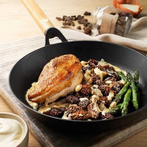 Morilles séchées sauvages intégrées dans un plats de volaille mijoté