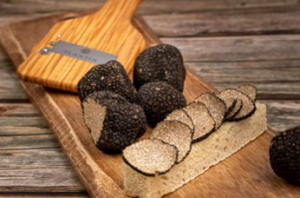 Truffe noire découpée sur une planche en bois