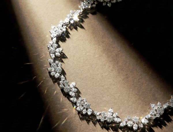 Amantys éclosion collier sur rayon de lumière