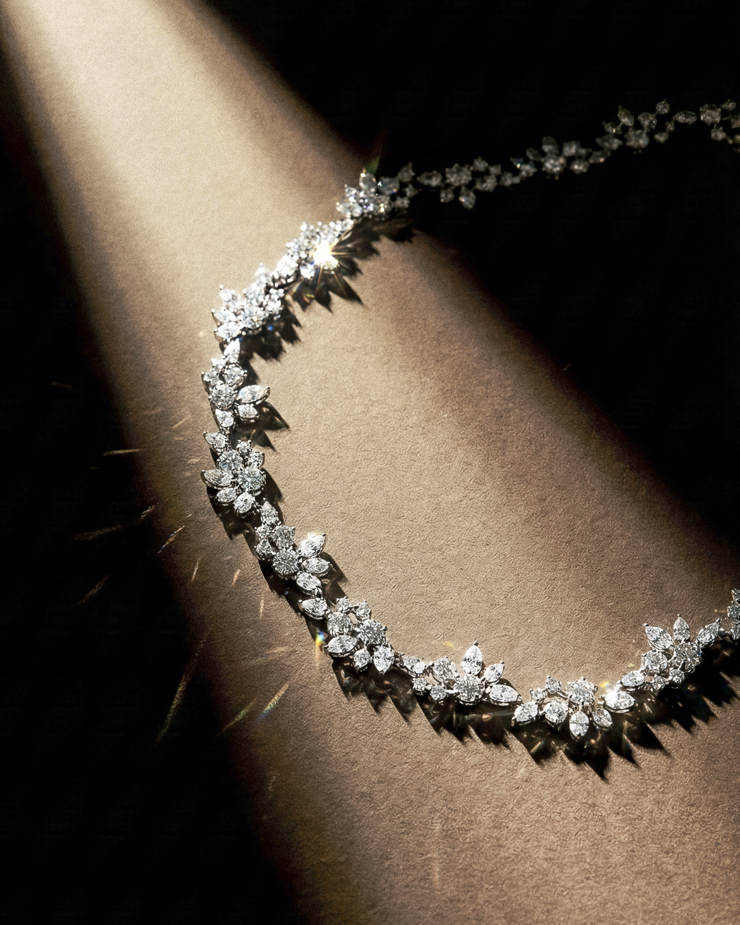 Amantys éclosion collier sur rayon de lumière