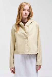 Femme portant gilet Colmar jaune beurre