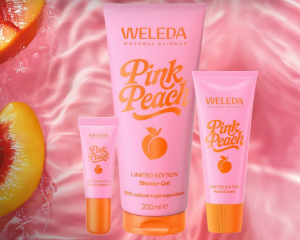 Produit weleda rose sur fond rose aquatique et morceau de pêches