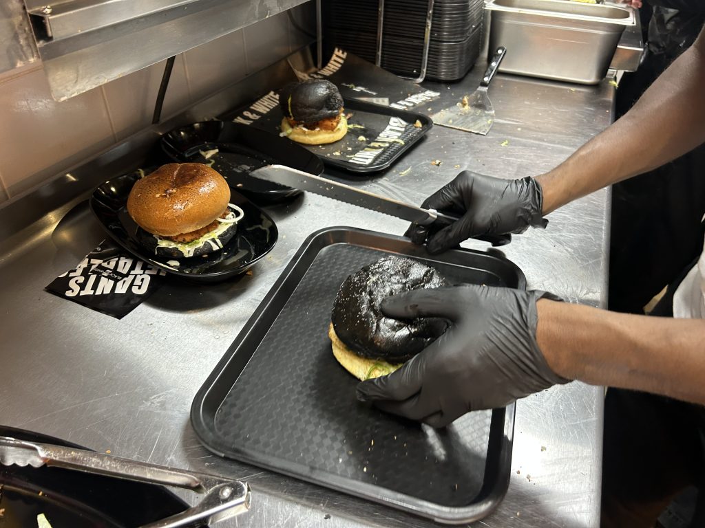 Inauguration du Black & White Burger de Qwartz