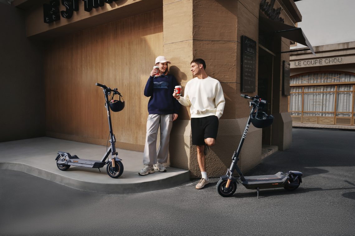 Deux hommes avec des trottinettes GT5 Navee