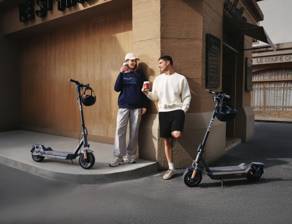 Deux hommes avec des trottinettes GT5 Navee