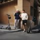 Deux hommes avec des trottinettes GT5 Navee