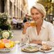 FrenchMag - Fini les crèmes anti-rides après 50 ans : ces 3 aliments boostent le collagène mieux que vos soins
