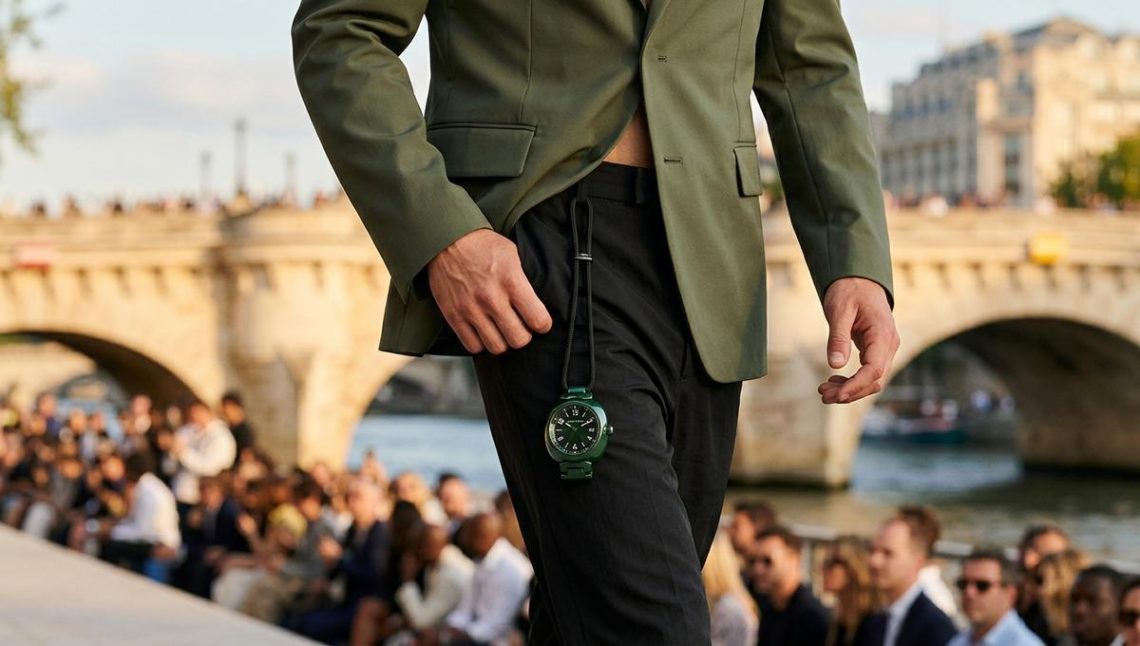 FrenchMag - Cette montre Louis Vuitton en céramique se porte comme un charm sur le défilé Homme 2027