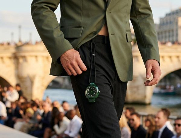 FrenchMag - Cette montre Louis Vuitton en céramique se porte comme un charm sur le défilé Homme 2027