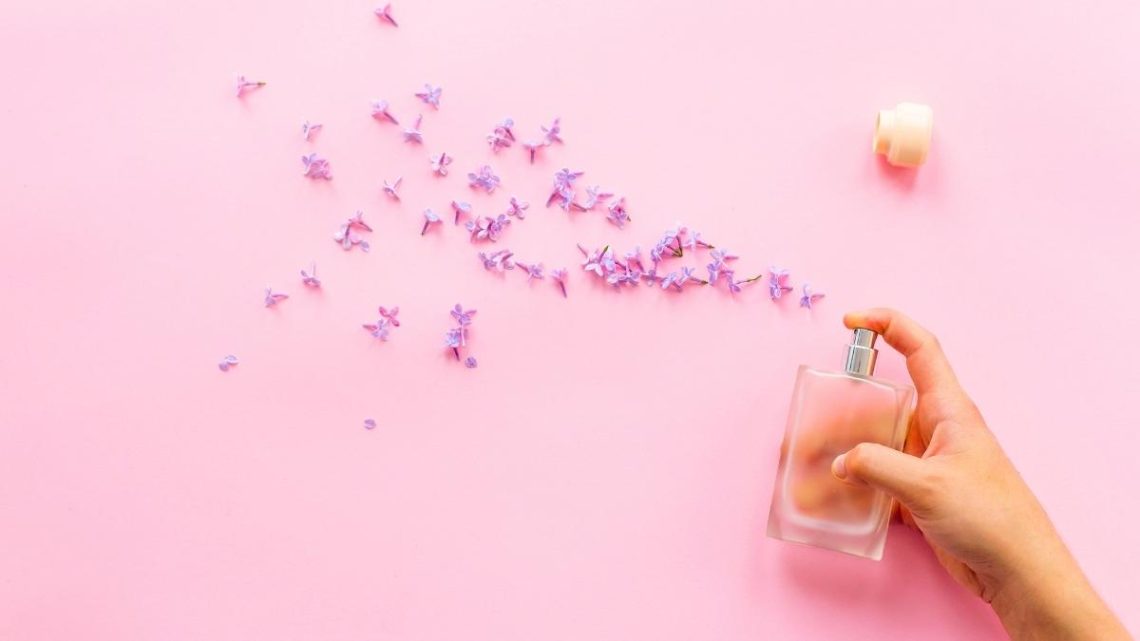 Ce parfum Nina Ricci porté par Tina Kunakey sent littéralement le soleil sur la peau tout l'été