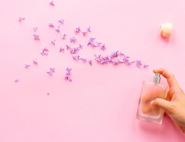Ce parfum Nina Ricci porté par Tina Kunakey sent littéralement le soleil sur la peau tout l'été