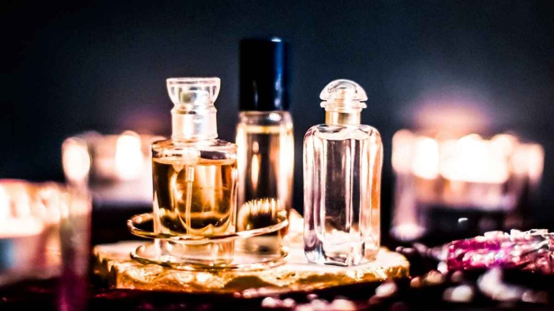 Cedric Grolet transforme un flacon de parfum culte en pâtisserie trompe-l'oeil à la feuille d'or