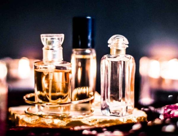Cedric Grolet transforme un flacon de parfum culte en pâtisserie trompe-l'oeil à la feuille d'or