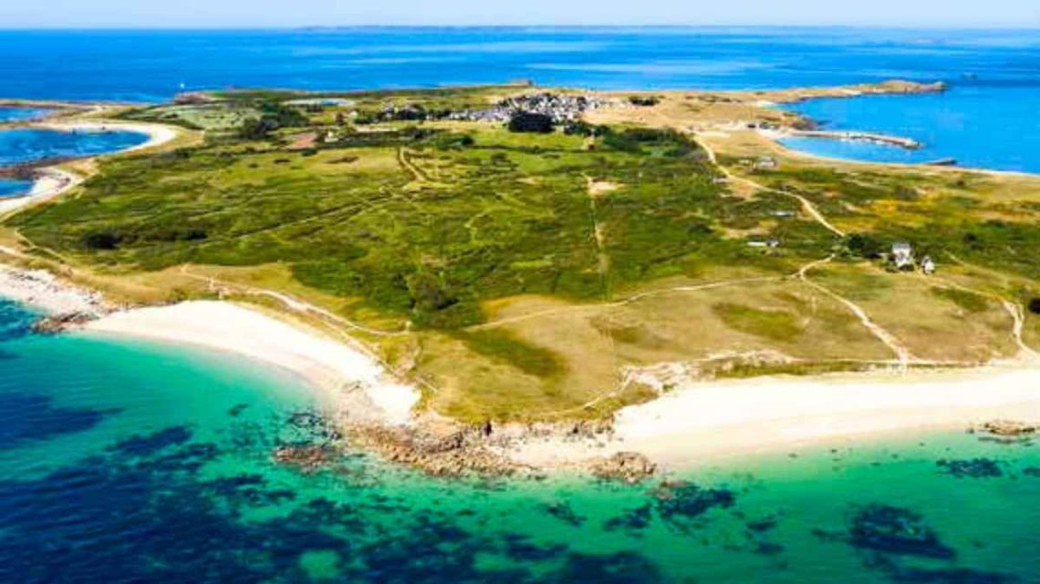 Cette île bretonne surnommée « la Tahiti de Bretagne » offre 11 plages désertes et zéro voiture