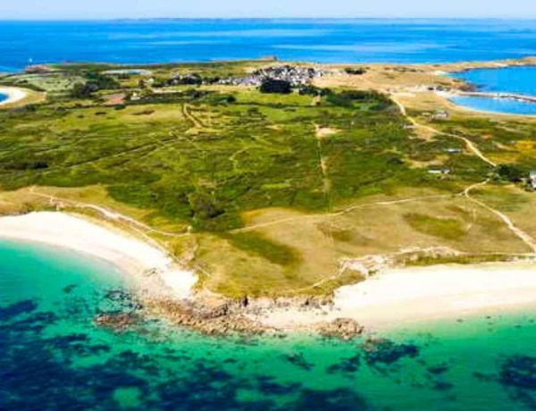 Cette île bretonne surnommée « la Tahiti de Bretagne » offre 11 plages désertes et zéro voiture