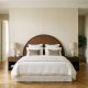 FreshMagazine - Fini le lit collé au mur : la règle secrète des suites de palace qui agrandit votre chambre sans rien dépenser