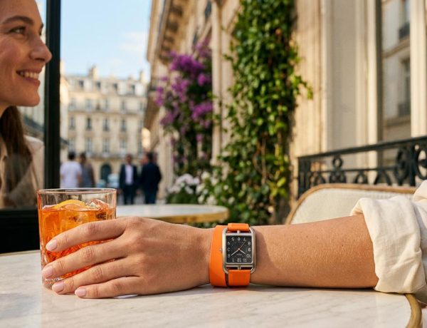 FreshMagazine - La montre Hermès Cape Cod se réinvente en titane avec un cadran noir et un bracelet aux couleurs de l'été