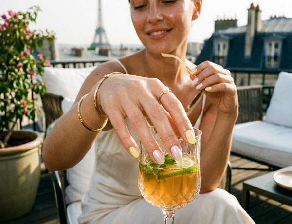 FreshMagazine - Cette tendance manucure glazed butter nails réunit les deux plus grands phénomènes beauté de l'été 2026