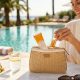 Ce duo solaire Clarins soldé glisse une crème SPF30 et la Lip Comfort Oil dans la trousse d'été