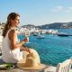 Le Fouquet's, tout juste sacré Palace à Paris, pose ses valises à Mykonos face à la mer Égée