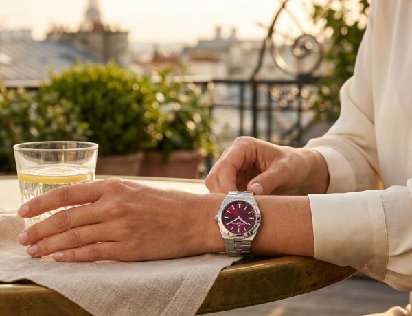 Vacheron Constantin réinvente son Overseas en 34,5 mm avec un cadran bordeaux laqué qui change tout