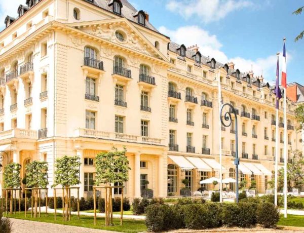 Au Waldorf Astoria Versailles-Trianon Palace, une chambre familiale signée Mon Lit Cabane avec 50 euros de supplément par nuit