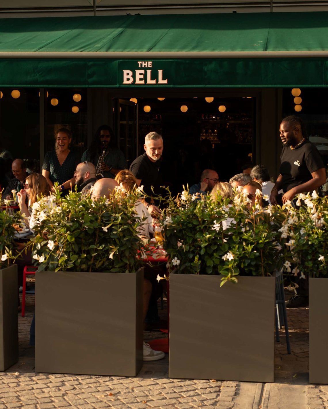 Extérieur du Bar The Bell - Paris