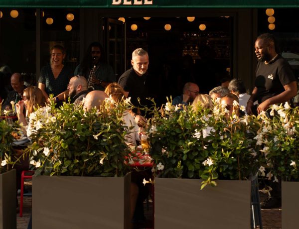Extérieur du Bar The Bell - Paris