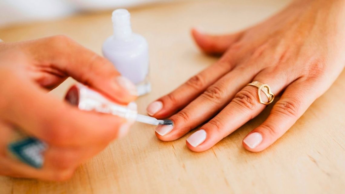 Chanel, Dior, Birkenstock : les couleurs de vernis à ongles stars de l'été 2026