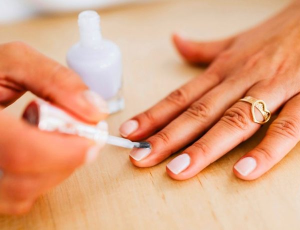 Chanel, Dior, Birkenstock : les couleurs de vernis à ongles stars de l'été 2026