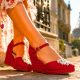 Manolo Blahnik glisse une boucle napoléonienne sur son espadrille été 2026