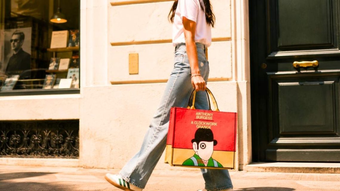 Dior transforme son Book Tote iconique en terrain de jeu littéraire cet été