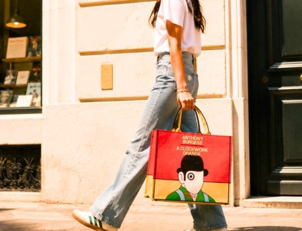 Dior transforme son Book Tote iconique en terrain de jeu littéraire cet été