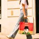 Dior transforme son Book Tote iconique en terrain de jeu littéraire cet été