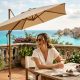 Maisons du Monde casse les prix sur ce parasol inclinable à moins de 50 euros