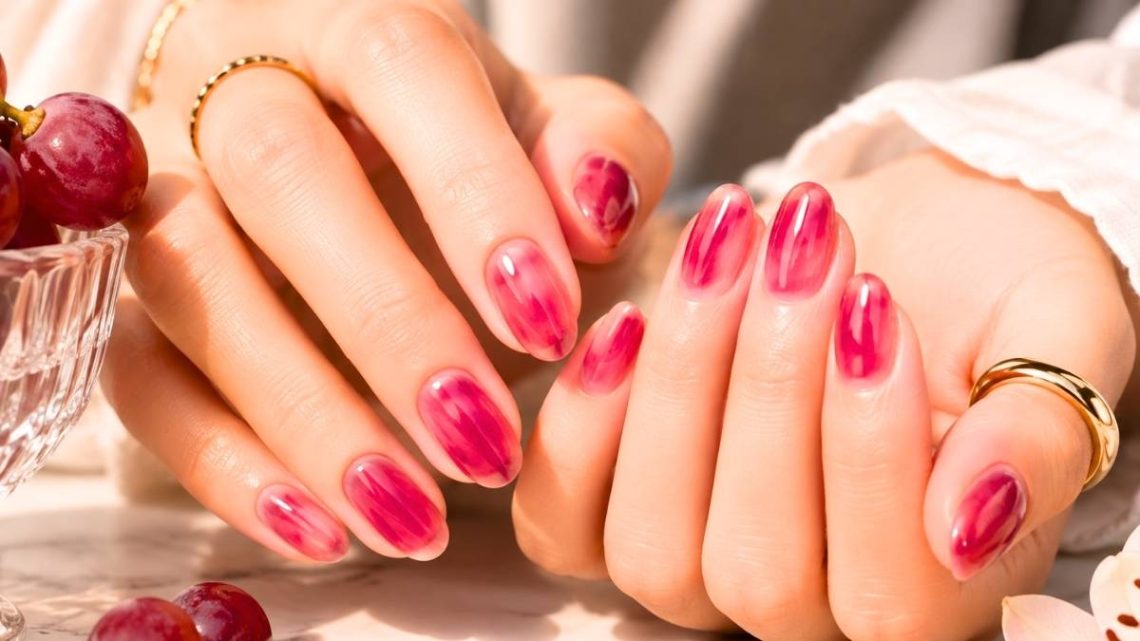 Les « Grape Peel Nails » s'imposent cet été, la manucure coréenne la plus bluffante