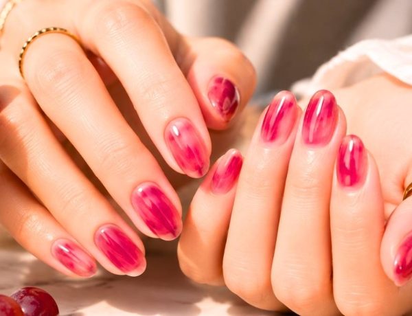 Les « Grape Peel Nails » s'imposent cet été, la manucure coréenne la plus bluffante