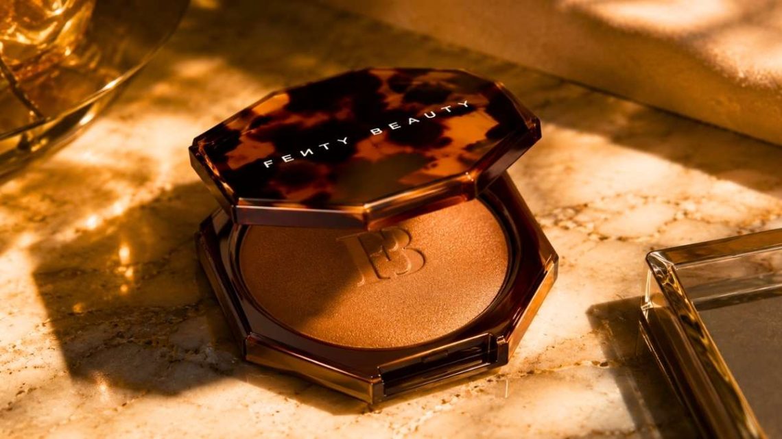 Fenty Beauty réinvente le bronzer avec cette mousse pressée à mémoire de forme