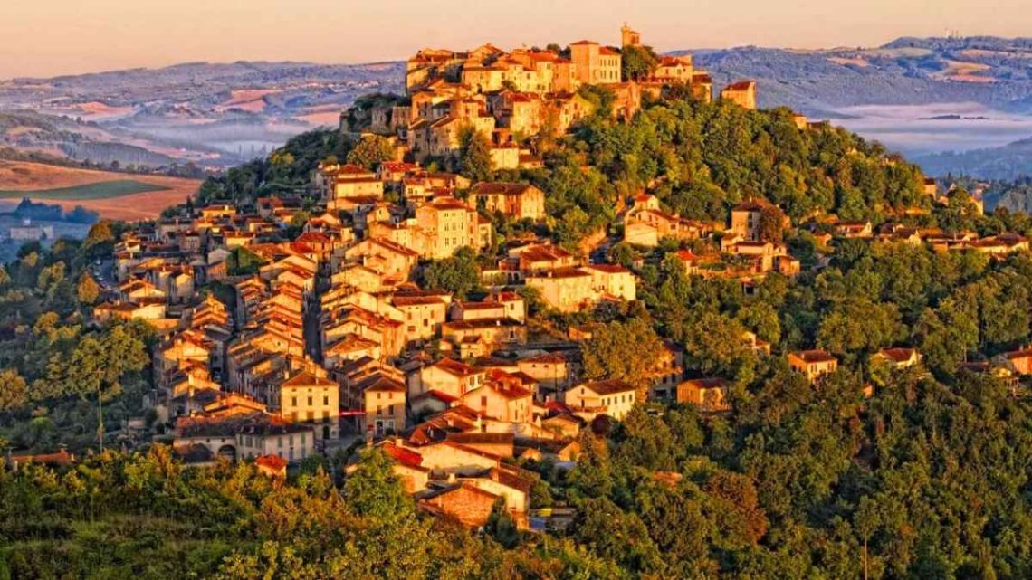 Perché dans le Tarn, ce village médiéval français semble flotter au-dessus des nuages