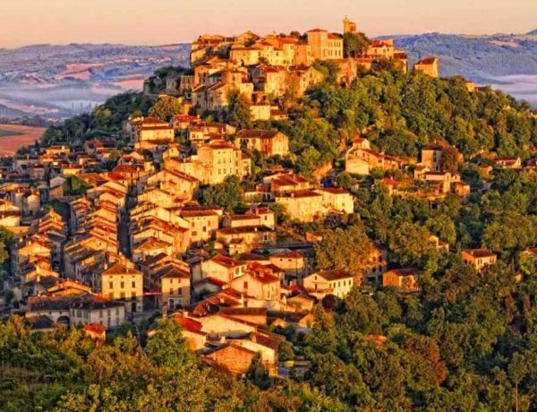 Perché dans le Tarn, ce village médiéval français semble flotter au-dessus des nuages