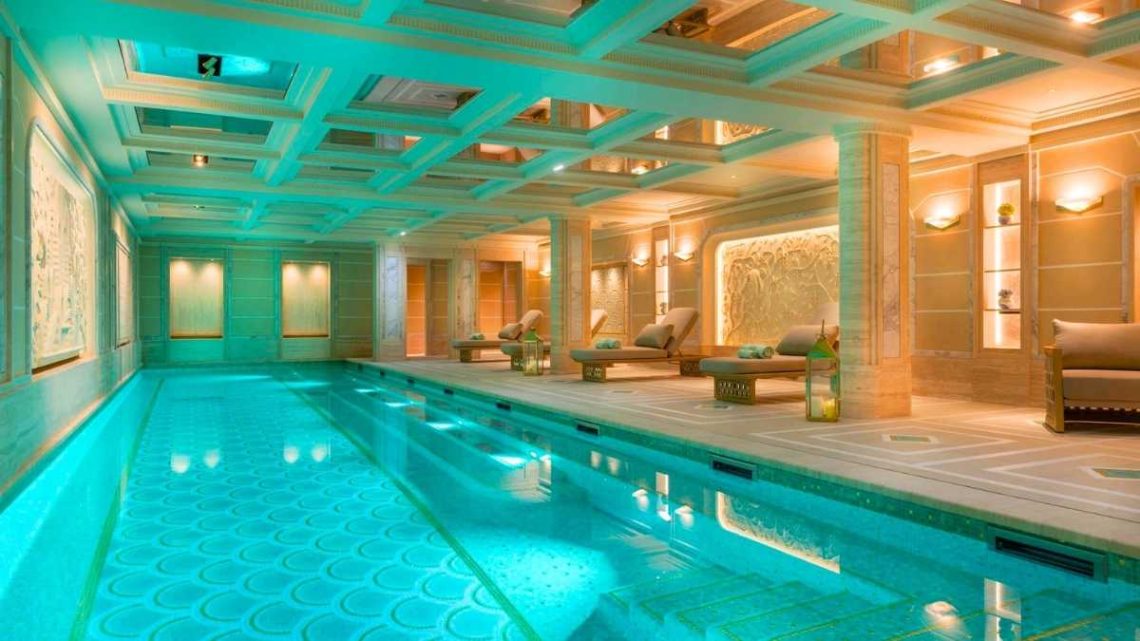 Les plus belles piscines d'hôtels de Paris, du Ritz au Cheval Blanc et sa longueur record