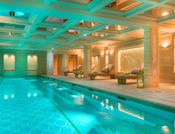Les plus belles piscines d'hôtels de Paris, du Ritz au Cheval Blanc et sa longueur record