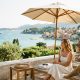 Maisons du Monde casse les prix : ce parasol passe sous 50€ et suit le soleil