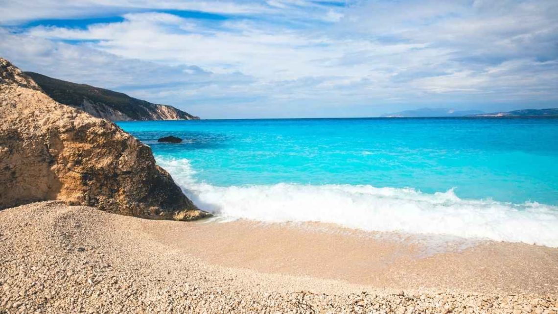 Cap sur Fteri, la deuxième plus belle plage du monde, à quelques heures de vol