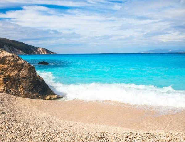 Cap sur Fteri, la deuxième plus belle plage du monde, à quelques heures de vol