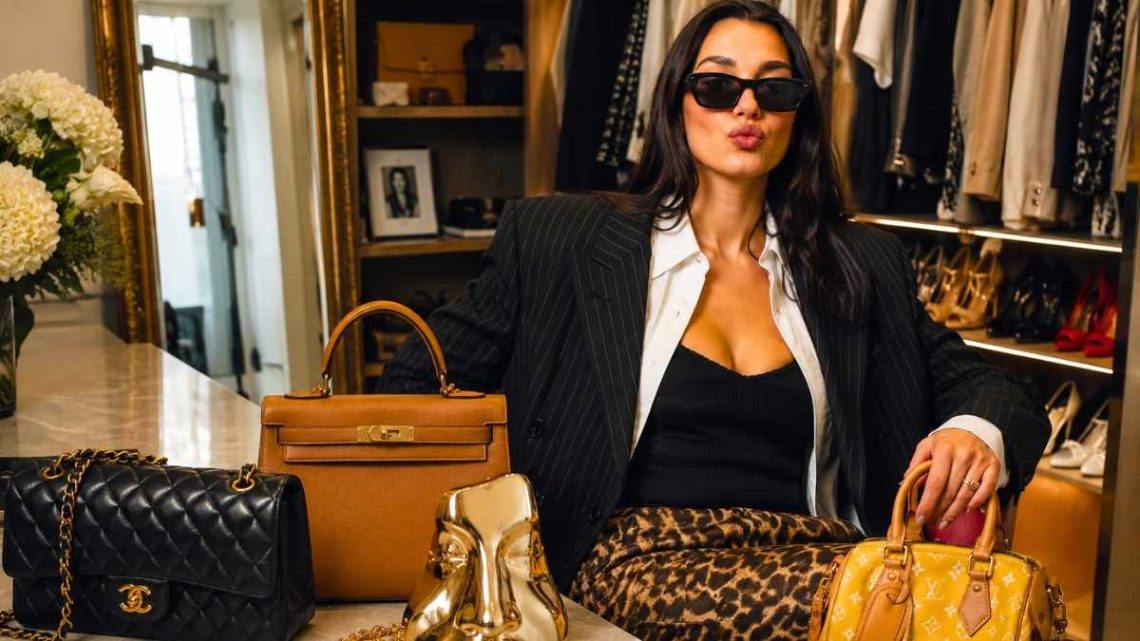 Dans le dressing de Dua Lipa, ces It bags Chanel, Hermès et Schiaparelli