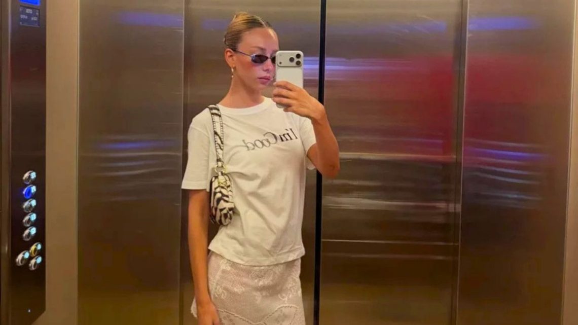Ester Expósito impose son style girl next door avec un T-shirt Gimaguas et H&M