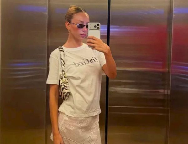 Ester Expósito impose son style girl next door avec un T-shirt Gimaguas et H&M